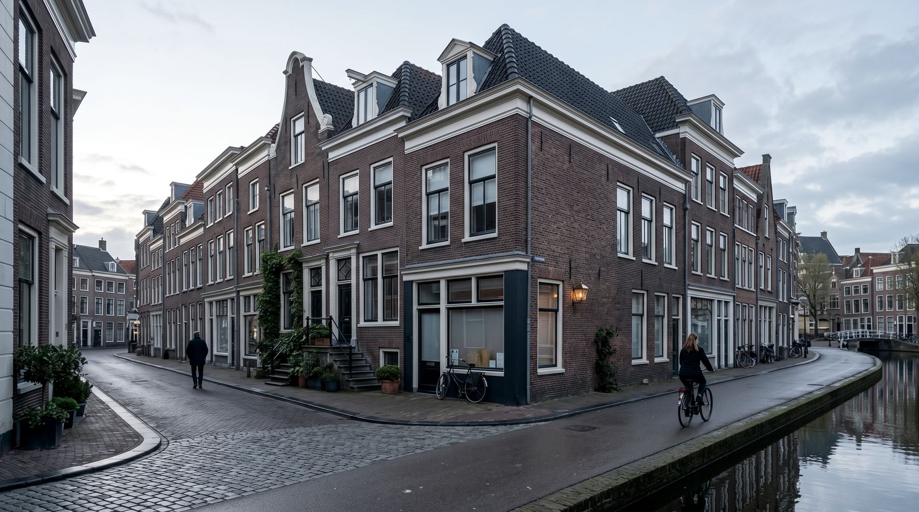 Historische gracht met karakteristieke Nederlandse panden in de schemering