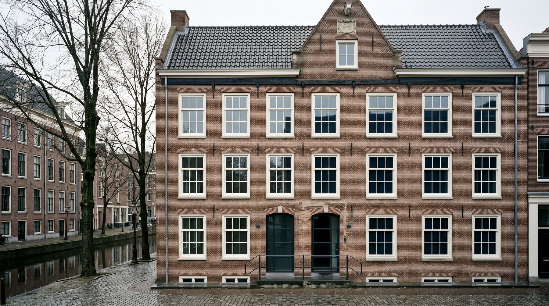 Monumentaal grachtenpand met symmetrische bakstenen gevel