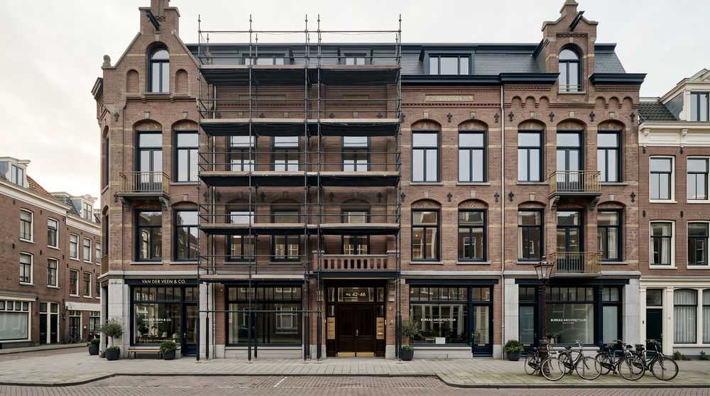 Gebouw in transformatie met steigerconstructie